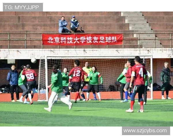 绿茵场上黄袖标核心球员率队鏖战展现领袖气质